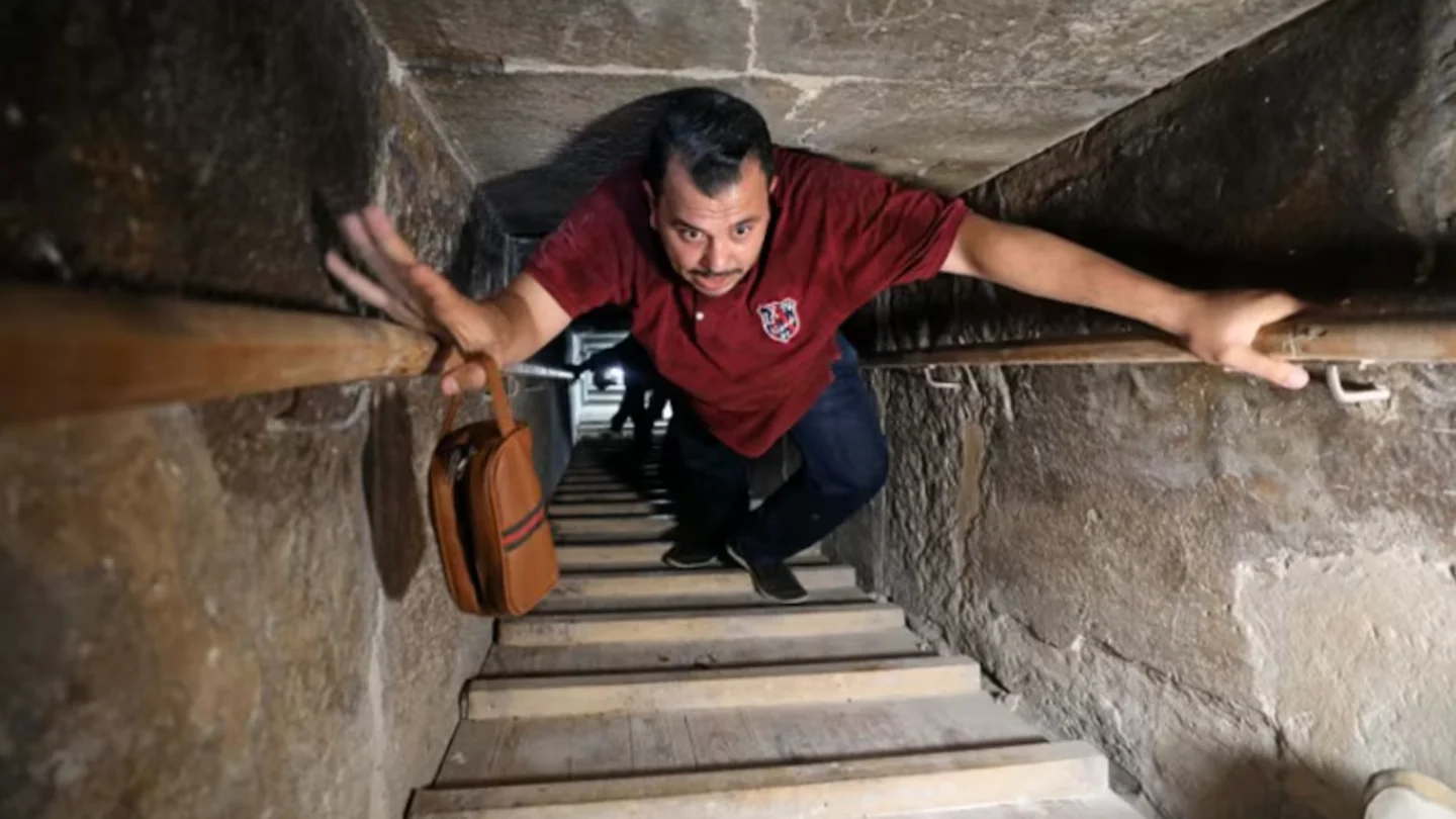 Un hombre sube por una de los túneles de la Pirámide Acodada en Dahshur. Un hombre sube por una de los túneles de la Pirámide Acodada en Dahshur.