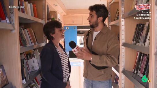 El reportero se ha trasladado hasta Castilla-La Mancha para descubrir su servicio de bibliob&uacute;s junto a Aurora, la bibliotecaria encargada de surtir de libros a 54 municipios. 