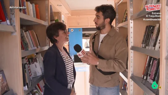 Isma Juárez pide a una bibliotecaria que recomiende un libro a Pedro Sánchez: "Voy a ser un poco malvada..." El reportero se ha trasladado hasta Castilla-La Mancha para descubrir su servicio de bibliobús junto a Aurora, la bibliotecaria encargada de surtir de libros a 54 municipios.