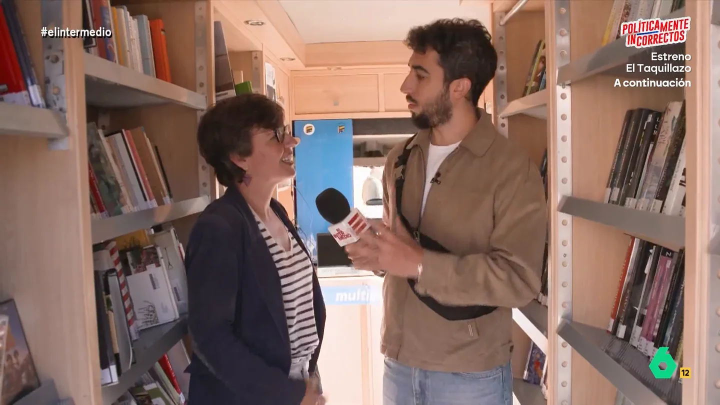 Isma Juárez pide a una bibliotecaria que recomiende un libro a Pedro Sánchez: "Voy a ser un poco malvada..." El reportero se ha trasladado hasta Castilla-La Mancha para descubrir su servicio de bibliobús junto a Aurora, la bibliotecaria encargada de surtir de libros a 54 municipios.
