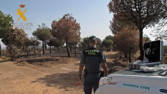 Imagen de archivo de un agente de la Guardia Civil frente a un incendio forestal.