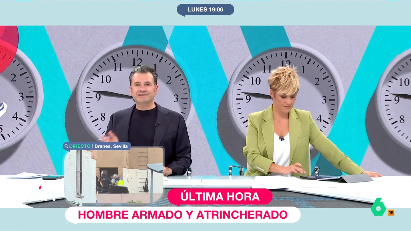 Iñaki López, sobre el cambio de hora: "Por lo menos dejaríamos de tener un problema con la hora del microondas" La propuesta de Pedro Sánchez sobre eliminar el cambio de hora estacional ha provocado un debate sobre qué horario se debería mantener. El presentador, por su parte, considera que acabar con el cambio de hora tendría otros beneficios.