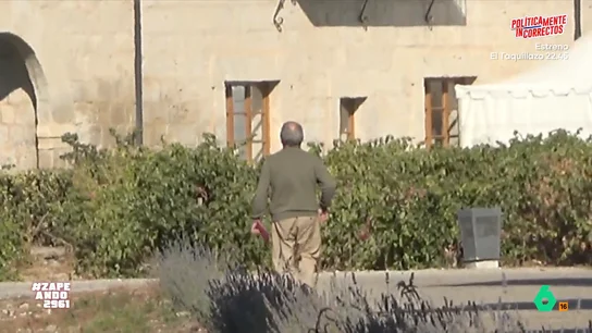 Juan Sanguino desvela qué llevaba en su sobre el misterioso hombre que quiso 'colarse' en la boda de la hija de Antonio Banderas La boda de la hija de Antonio Banderas tuvo un 'invitado' sorpresa: un hombre que quiso entrar a la finca con un sobre rojo. En este vídeo, Juan Sanguino explica cuáles eran sus verdaderas intenciones.
