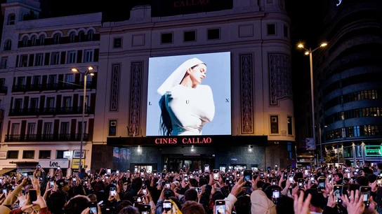 Rosalía anuncia su nuevo disco, 'Lux', con aparición sorpresa y colapsando el centro de Madrid Rosalía anuncia su nuevo disco, 'Lux', con aparición sorpresa y colapsando el centro de Madrid