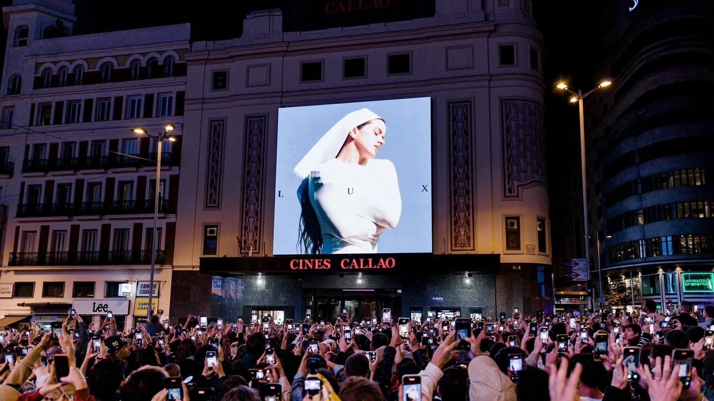 Rosalía anuncia su nuevo disco, 'Lux', con aparición sorpresa y colapsando el centro de Madrid Rosalía anuncia su nuevo disco, 'Lux', con aparición sorpresa y colapsando el centro de Madrid