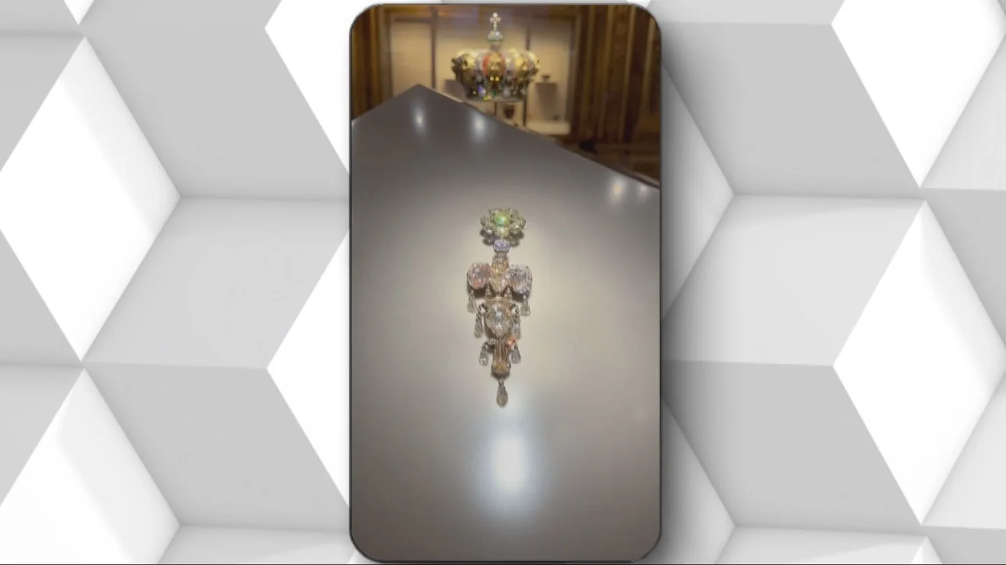 Una de las joyas robadas del Museo del Louvre de París. Una de las joyas robadas del Museo del Louvre de París.