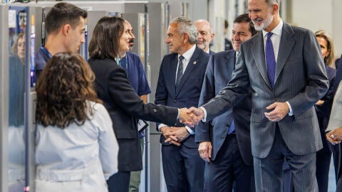 Felipe VI salundando al personal de Antolin 