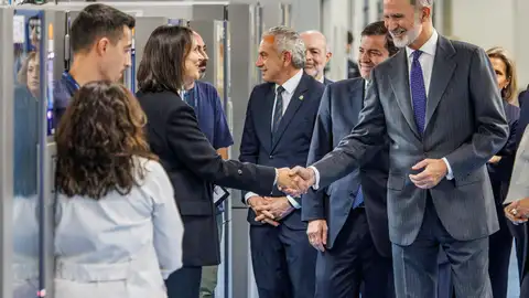 Felipe VI salundando al personal de Antolin Felipe VI salundando al personal de Antolin