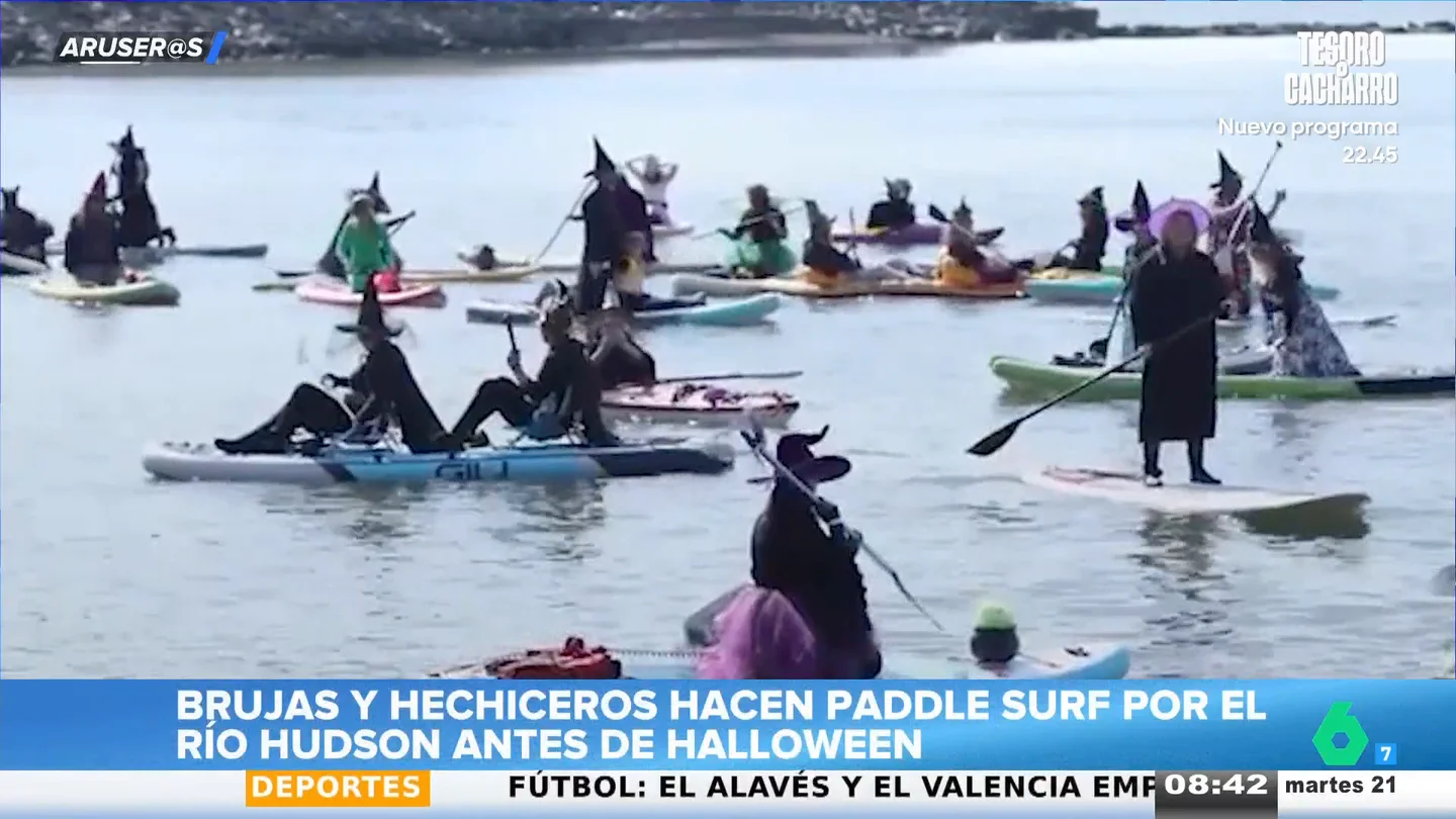 El vídeo de decenas de brujas y hechiceros haciendo paddle surf por el río Hudson antes de Halloween El vídeo de decenas de brujas y hechiceros haciendo paddle surf por el río Hudson antes de Halloween