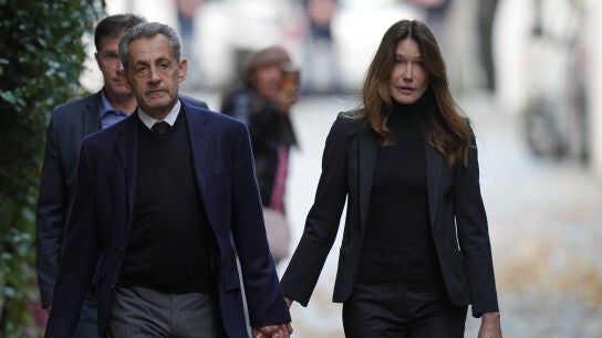 Nicol&aacute;s Sarkozy, junto a su esposa Carla Bruni, minutos antes de entrar en prisi&oacute;n