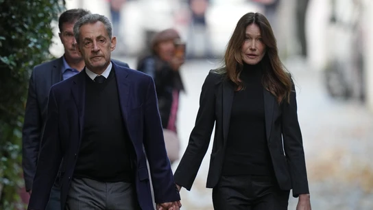 Nicolás Sarkozy, junto a su esposa Carla Bruni, minutos antes de entrar en prisión Nicolás Sarkozy, junto a su esposa Carla Bruni, minutos antes de entrar en prisión