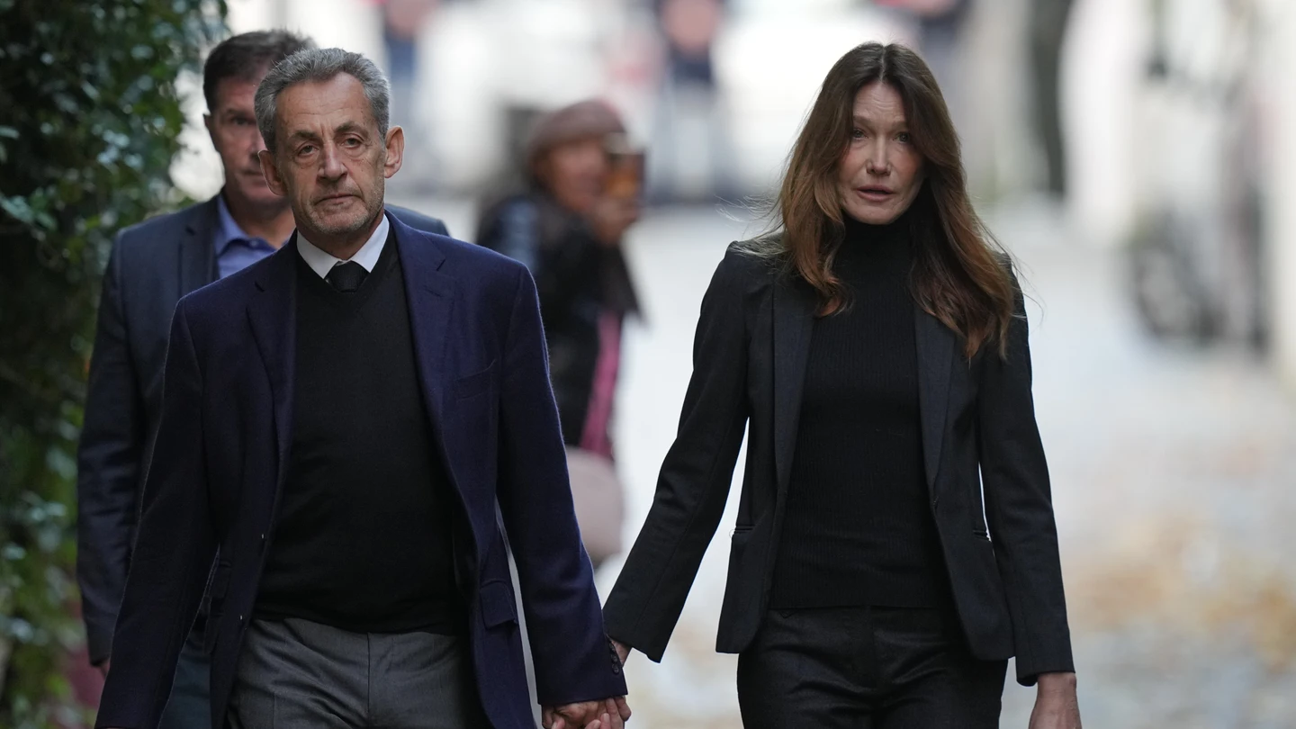 Nicolás Sarkozy, junto a su esposa Carla Bruni, minutos antes de entrar en prisión Nicolás Sarkozy, junto a su esposa Carla Bruni, minutos antes de entrar en prisión