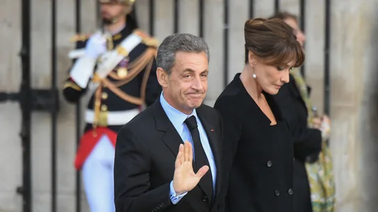 Carla Bruni acompaña cabizbaja a Nicolas Sarkozy a la misa de despedida de Jacques Chirac. Carla Bruni acompaña a Nicolas Sarkozy a la misa de despedida de Jacques Chirac en la Iglesia Saint-Sulpice en 2019.