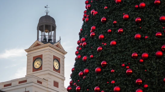 El reloj de la Puerta del Sol de Madrid, en las fiestas navideñas El reloj de la Puerta del Sol de Madrid, en las fiestas navideñas