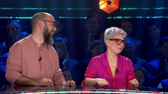 Iñaki López intenta consolar Miriam tras haber perdido 30.000 euros en Tesoro o Cacharro: "Tú ya te llevas una joya con él" Iñaki López intenta consolar Miriam tras haber perdido 30.000 euros en Tesoro o Cacharro: "Tú ya te llevas una joya con él"