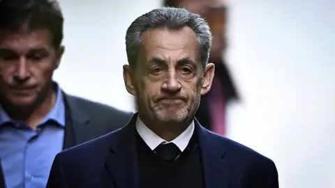 Imagen de Sarkozy tras dejar su casa para entrar en prisión. Imagen de Sarkozy tras dejar su casa para entrar en prisión.