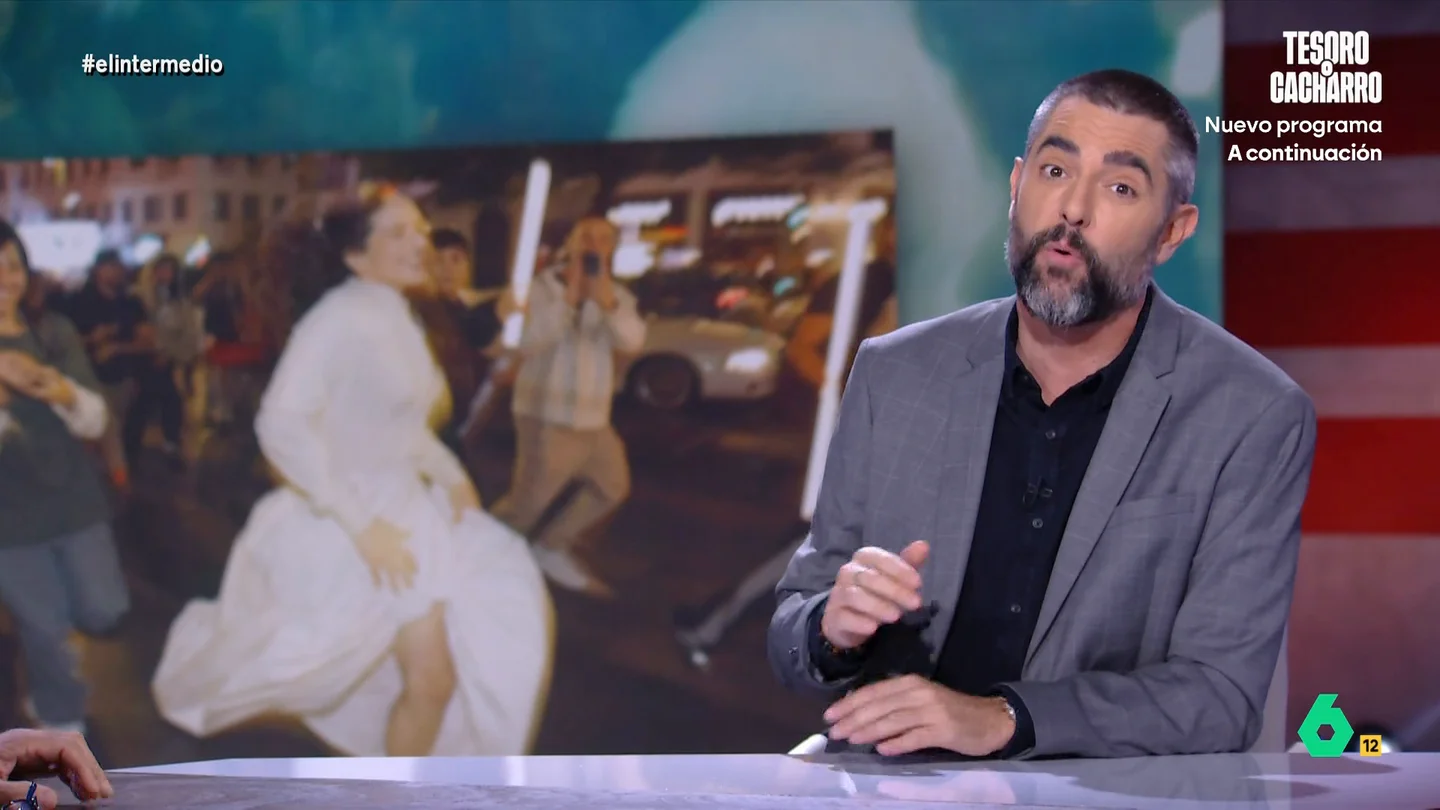 Dani Mateo analiza el caos de Rosaía en Callao: "No necesitó hablar, ni cantar, ni bailar para parar el centro de la capital" Dani Mateo analiza los detalles del caos que se desató ayer en el centro de Madrid por la presentación del nuevo disco de Rosalía, 'Lux', con calles cortadas, atascos y hasta la cantante corriendo por la Gran Vía rodeada de fans.