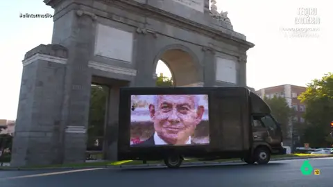 El Intermedio pide a la gente que regale peinetas a Netanyahu por su cumpleaños: "A falta de velas sopla esto" El mandatario israelí cumple 76 años este 21 de octubre, por ese motivo El Intermedio ha recorrido Madrid con un camión para que la gente felicite al primer ministro de Israel dedicándole ese gesto.