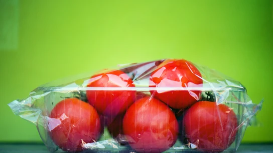 Un paquete de tomates, envasado en plástico Un paquete de tomates, envasado en plástico