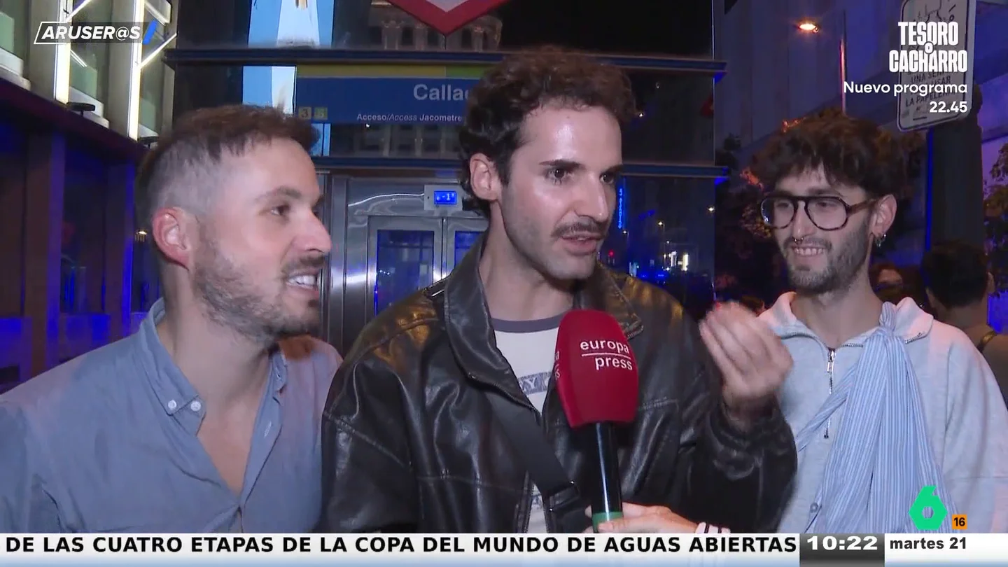 Un fan de Rosalía, tras el colapso en Callao: "Que aprenda de Lady Gaga que salió por la ventanilla y puso el single en el iPad" Un fan de Rosalía, tras el colapso en Callao: "Que aprenda de Lady Gaga que salió por la ventanilla y puso el single en el iPad"