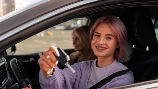Los jóvenes de 17 años podrán obtener el carné de conducir en la Unión Europea. Una adolescente enseña las llaves de su coche tras obtener el carné de conducir.