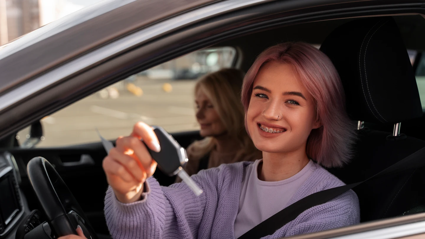 Los jóvenes de 17 años podrán obtener el carné de conducir en la Unión Europea. Una adolescente enseña las llaves de su coche tras obtener el carné de conducir.