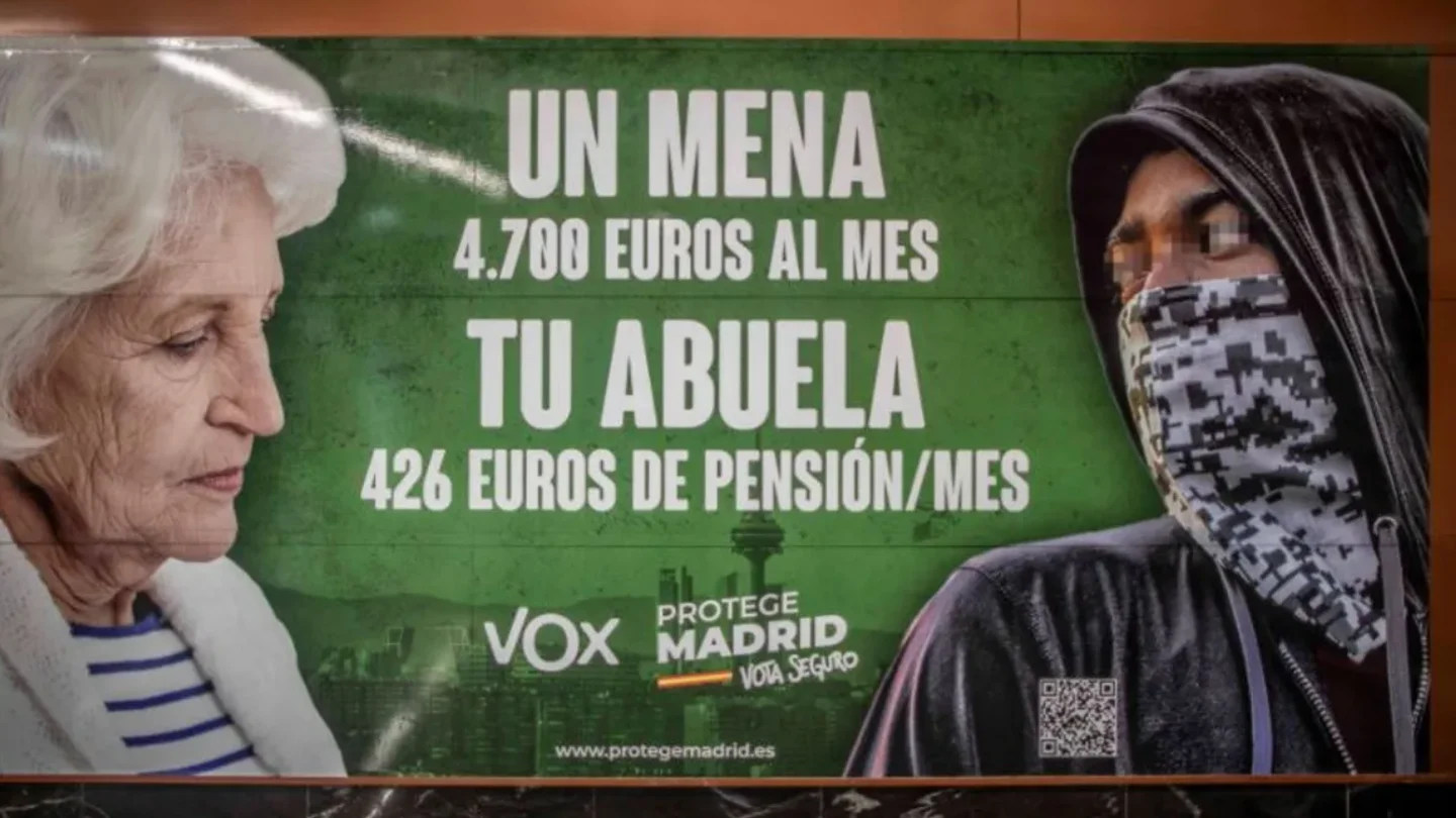 Cartel propagandístico de Vox con una mentira que estigmatiza a los migrantes. Cartel propagandístico de Vox con una mentira que estigmatiza a los migrantes.