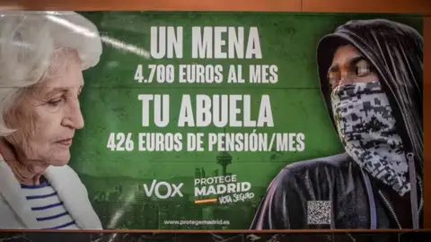 Cartel propagandístico de Vox con una mentira que estigmatiza a los migrantes. Cartel propagandístico de Vox con una mentira que estigmatiza a los migrantes.