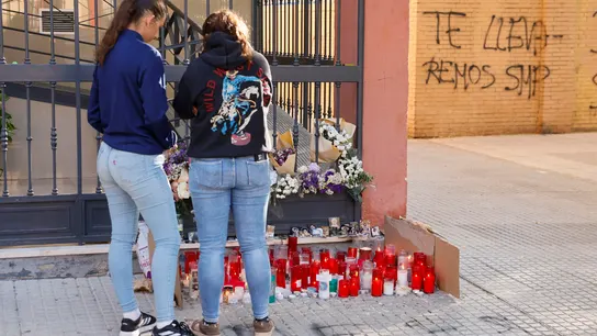Un pequeño altar improvisado ante la vivienda de Sandra, la joven que se suicidó el pasado martes en Sevilla. Un pequeño altar improvisado ante la vivienda de Sandra, la joven que se suicidó el pasado martes en Sevilla.