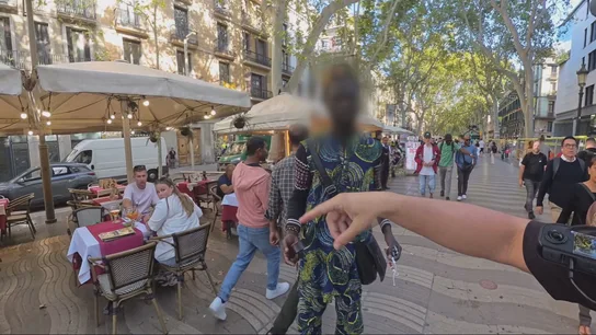 Este 'youtuber' graba las agresiones a los migrantes y se ríe de ellos. Este 'youtuber' graba las agresiones a los migrantes y se ríe de ellos.