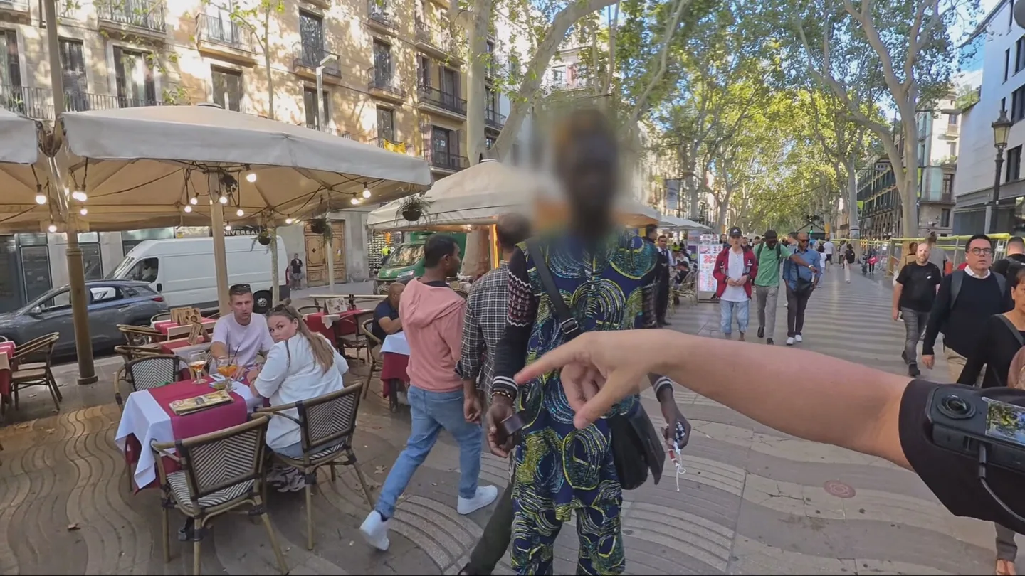 Este 'youtuber' graba las agresiones a los migrantes y se ríe de ellos. Este 'youtuber' graba las agresiones a los migrantes y se ríe de ellos.