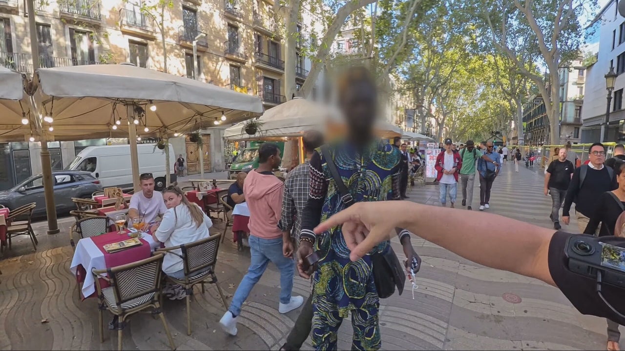 El 'youtuber' racista que se pasea por Barcelona: provoca a migrantes, les pega y publica las palizas en redes sociales