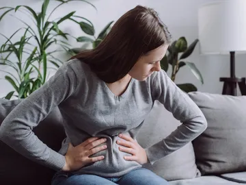 Persona con dolor de tripa Persona con dolor de tripa