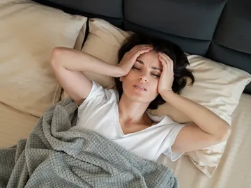 Mujer con insomnio Mujer con insomnio