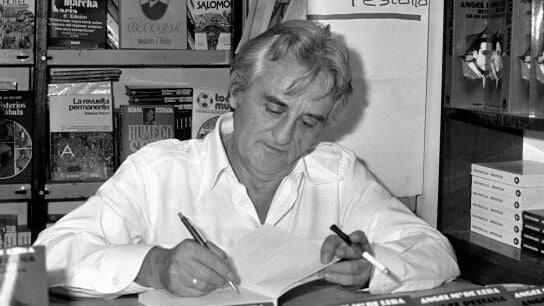Escritor &Aacute;ngel Mar&iacute;a de Lera firmando en la Feria del Libro de Madrid