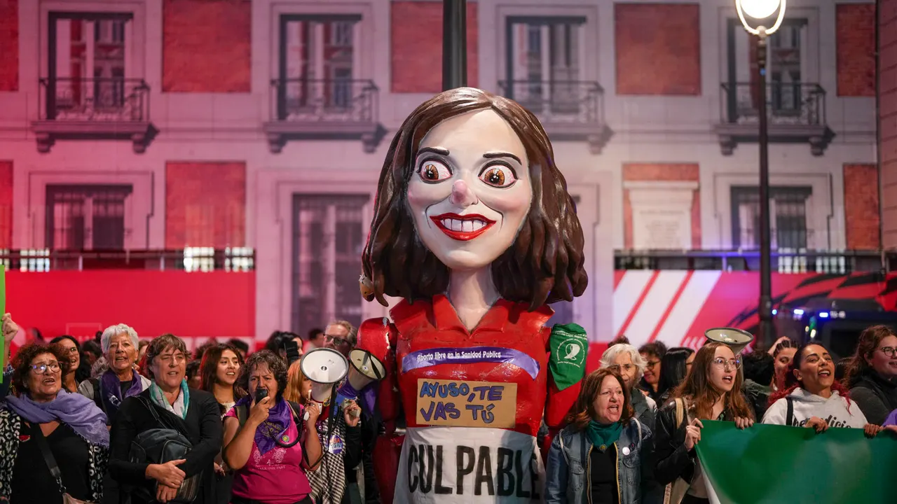 Manifestación multitudinaria en Madrid a favor del aborto: "Ayuso, vete tú"