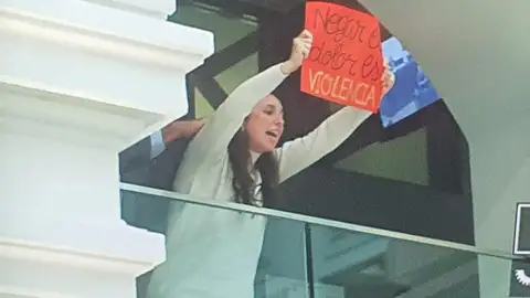 Una antiabortista irrumpe en el pleno cuando Almeida admitía su error con el 'síndrome post aborto': "¡Cobarde!¡Negar el dolor es violencia!" Una antiabortista irrumpe en el pleno cuando Almeida admitía su error con el 'síndrome post aborto': "¡Cobarde!¡Negar el dolor es violencia!"