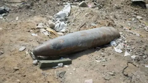 Una bomba sin detonar en Gaza, lanzada por el Ejército israelí. Una bomba sin detonar en Gaza, lanzada por el Ejército israelí.