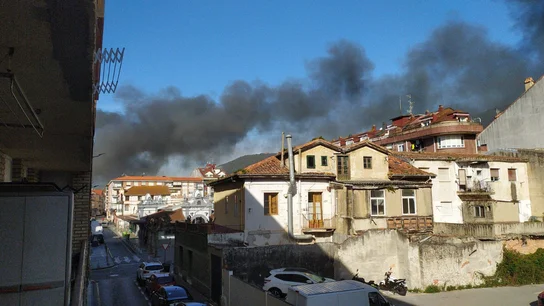 Parte de la columna de humo generada tras el incendio declarado en una conservera de Santoña, Cantabria. Parte de la columna de humo generada tras el incendio declarado en una conservera de Santoña, Cantabria.