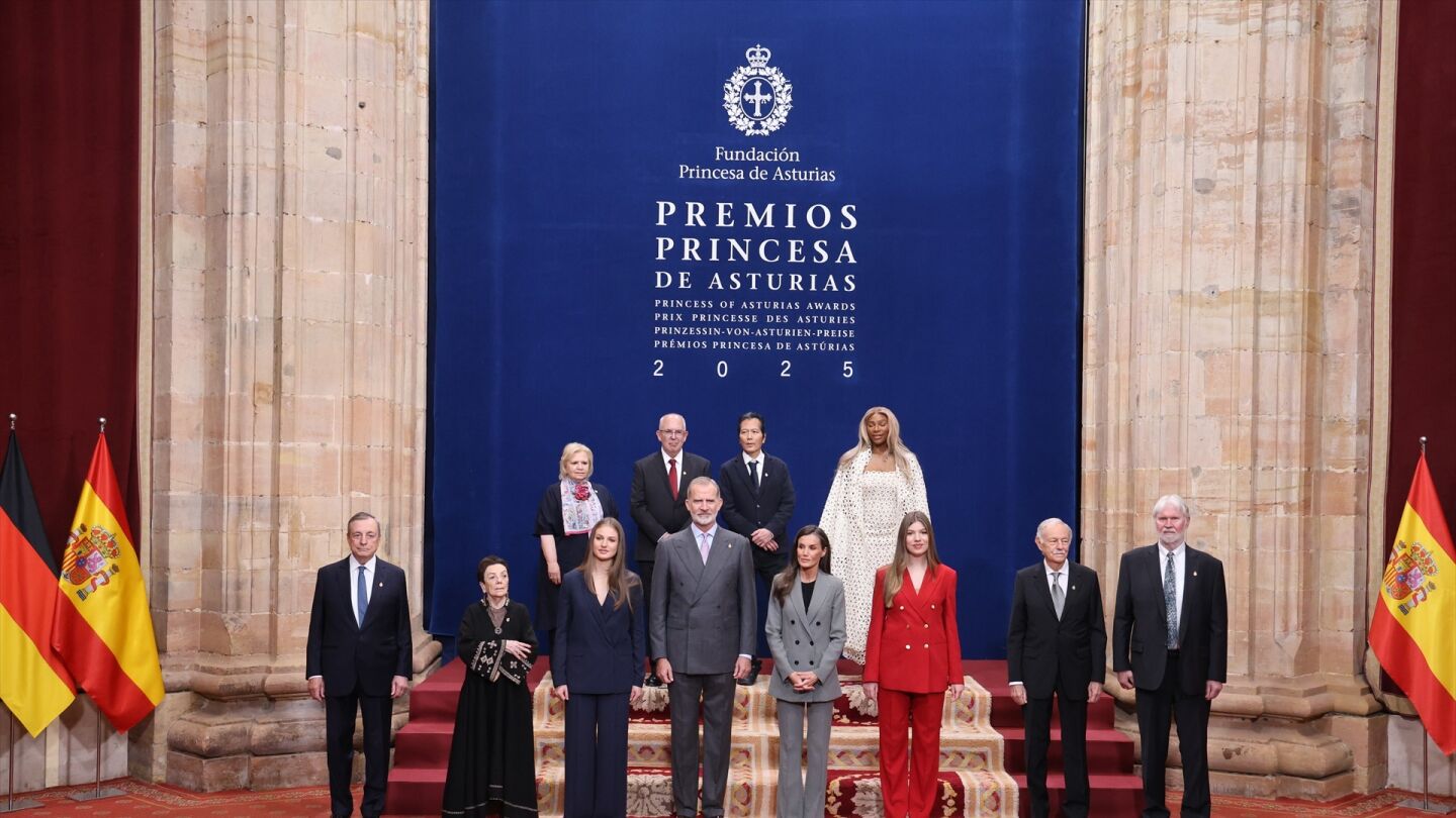 Foto de familia durante la recepci&oacute;n de los Premiados Princesa de Asturias 2025 en el Hotel de la Reconquista, a 24 de octubre de 2025, en Oviedo (Espa&ntilde;a).