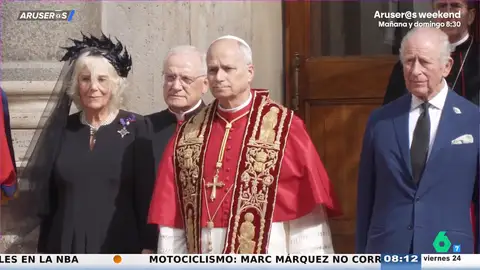 Alfonso Arús analiza el look de la reina Camila y el rey Carlos para visitar al papa: "El papa Maspons y Camila la despeinada" Alfonso Arús analiza el look de la reina Camila y el rey Carlos para visitar al papa: "El papa Maspons y Camila la despeinada"