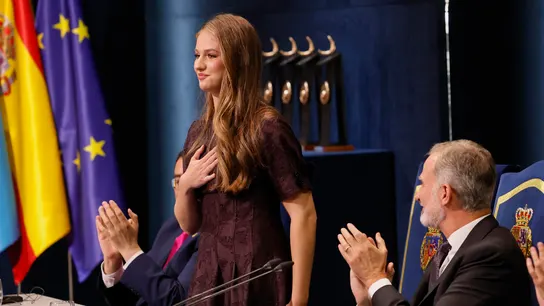 La princesa Leonor recibe el aplauso del rey Felipe VI durante la ceremonia de entrega de los Premios Princesa de Asturias. La princesa Leonor recibe el aplauso del rey Felipe VI durante la ceremonia de entrega de los Premios Princesa de Asturias.
