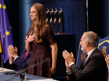 La princesa Leonor recibe el aplauso del rey Felipe VI durante la ceremonia de entrega de los Premios Princesa de Asturias. La princesa Leonor recibe el aplauso del rey Felipe VI durante la ceremonia de entrega de los Premios Princesa de Asturias.