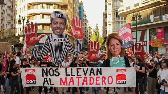 Manifestantes portan muñecos de Mazón y la vicepresidenta Susana Camarero con las manos manchadas de sangre. Manifestantes portan muñecos de Mazón y la vicepresidenta Susana Camarero con las manos manchadas de sangre.