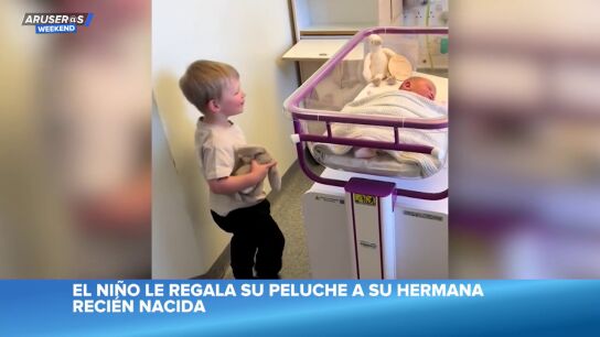 El v&iacute;deo del emotivo momento en el que un ni&ntilde;o regala a su hermana reci&eacute;n nacido su peluche favorito