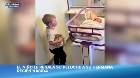 El vídeo del emotivo momento en el que un niño regala a su hermana recién nacido su peluche favorito El vídeo del emotivo momento en el que un niño regala a su hermana recién nacido su peluche favorito