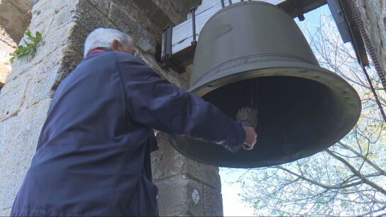 Una de las campanas del Santuario de Nuestra se&ntilde;ora del Oro, en Zuya, &Aacute;lava.