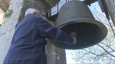 Una de las campanas del Santuario de Nuestra señora del Oro, en Zuya, Álava. Una de las campanas del Santuario de Nuestra señora del Oro, en Zuya, Álava.