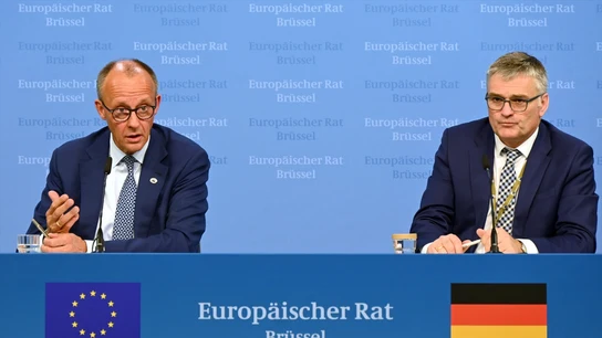 El canciller alemán, Friedrich Merz, habla junto al portavoz del gobierno, Stefan Kornelius (derecha), durante una conferencia de prensa en una cumbre de la UE El canciller alemán, Friedrich Merz, habla junto al portavoz del gobierno, Stefan Kornelius (derecha), durante una conferencia de prensa en una cumbre de la UE