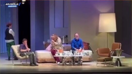 Paran una obra de teatro por la risa contagiosa de una espectadora: este es el v&iacute;deo del divertido momento